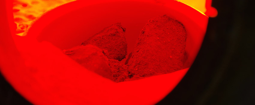 ガラスの原料が溶けている模様