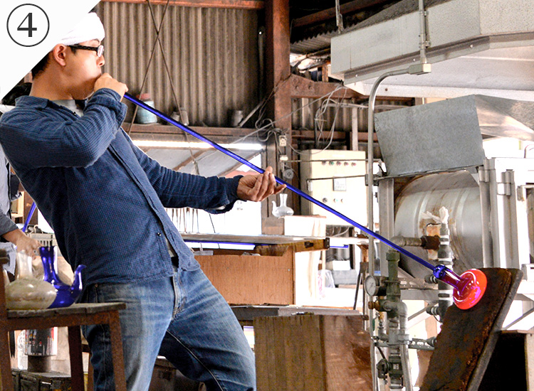 板に当てながらの成形