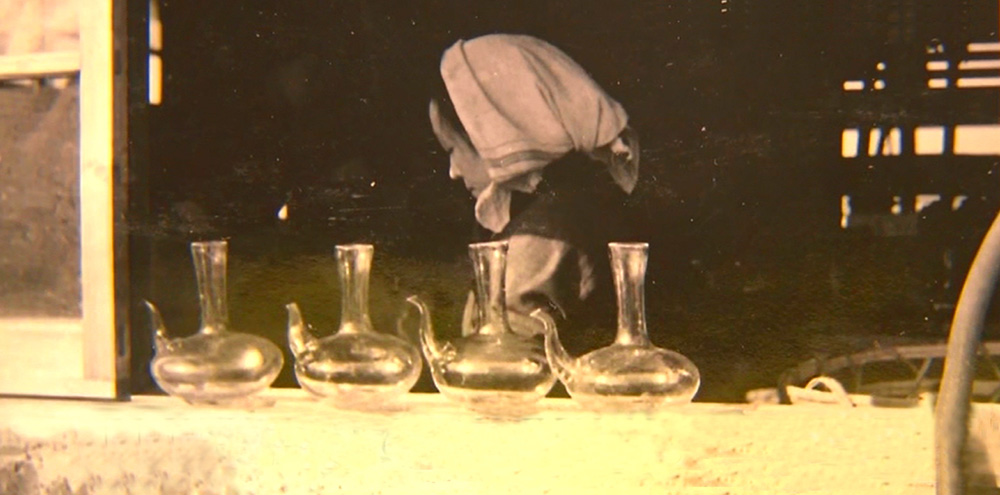燗瓶の加工に従事する当時の職人
