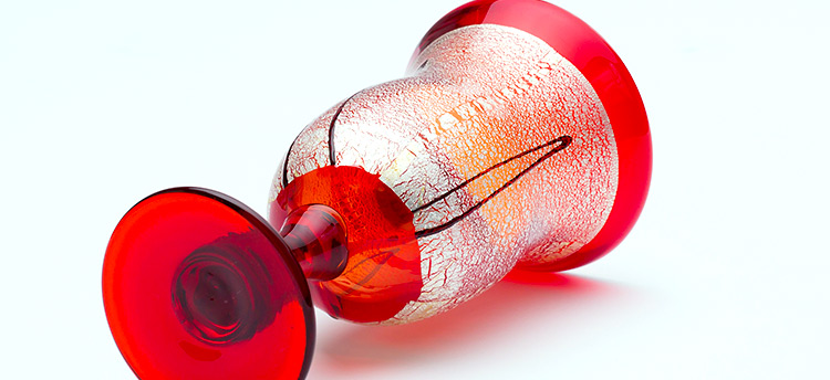 品のある純銀箔をあしらった表面